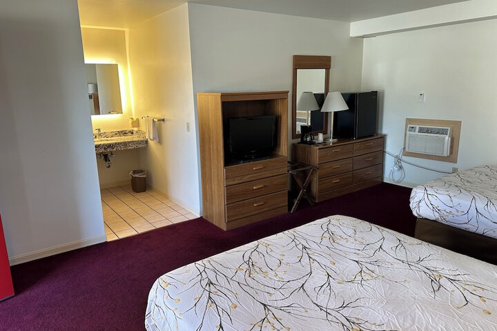 Basic Room 1 Queen Bed (5 of 13)