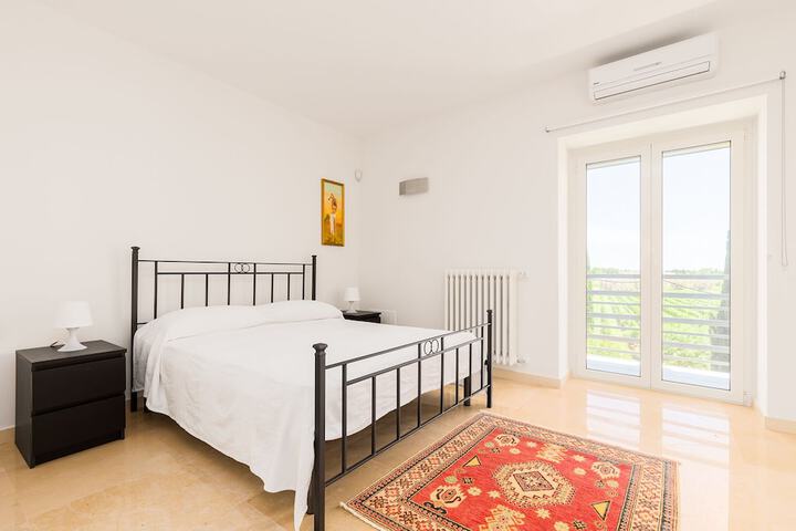 Room 2 of 32