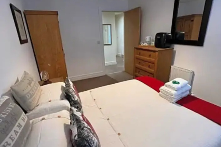 Room 4 of 10