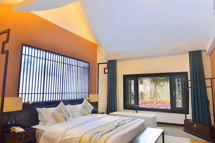 Room 6 of 80