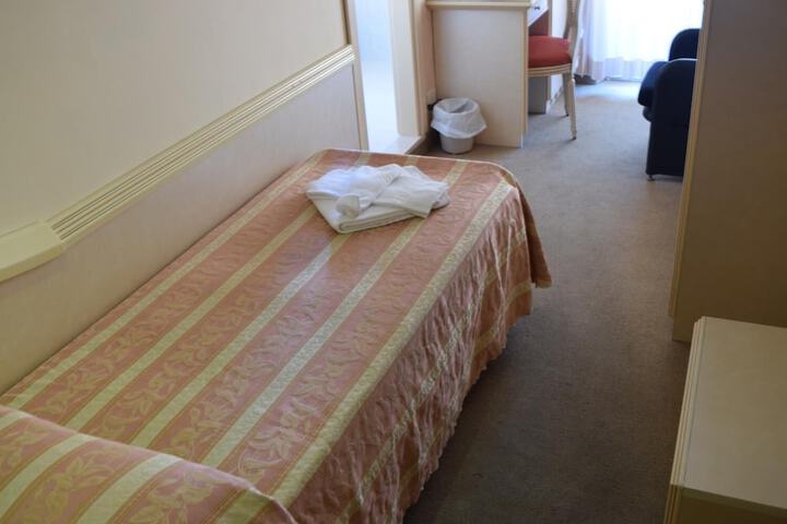 Room 10 of 33