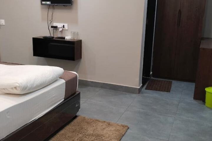 Room 7 of 28