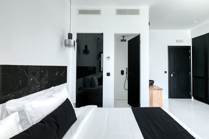 Room 4 of 167