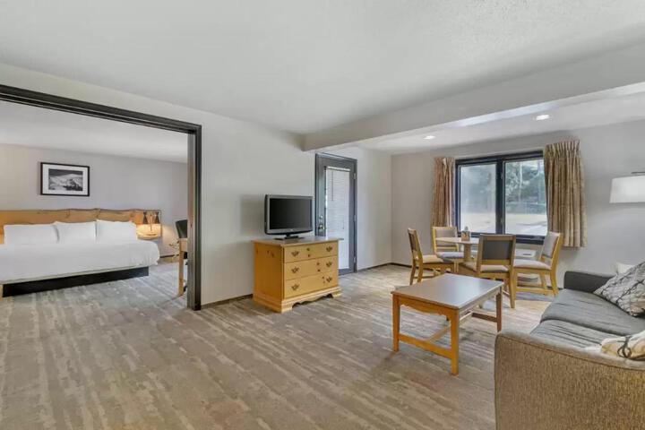 1 King Bed (6 of 10)