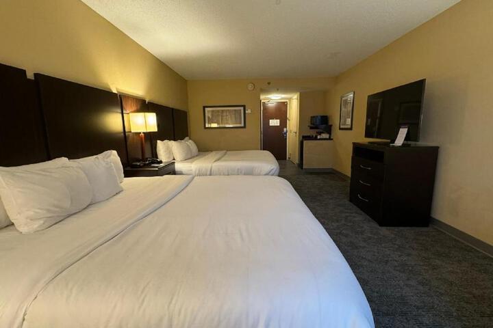 2 Queen Beds Accessible (7 of 12)