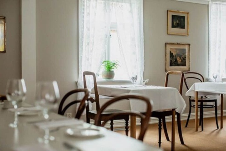 Dining 33 of 51