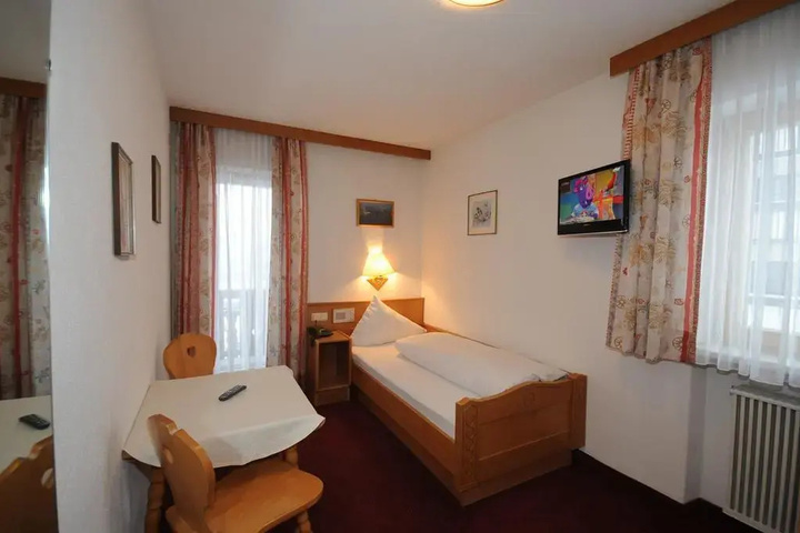 Room 5 of 12