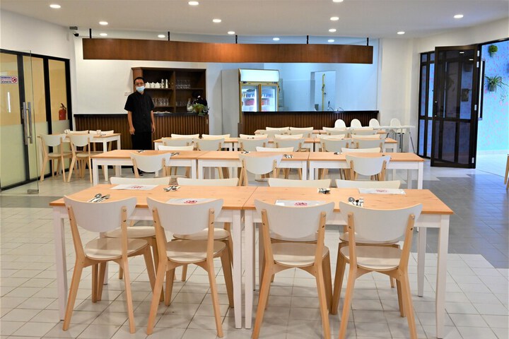 Dining 12 of 17