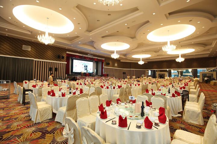 Ballroom/Hall 78 of 87