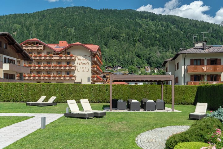 Hotel Exterior 72 of 76