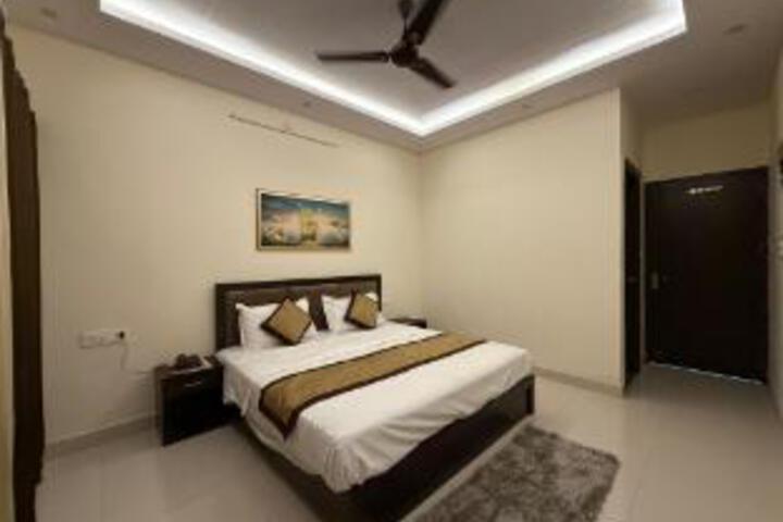 Room 9 of 16