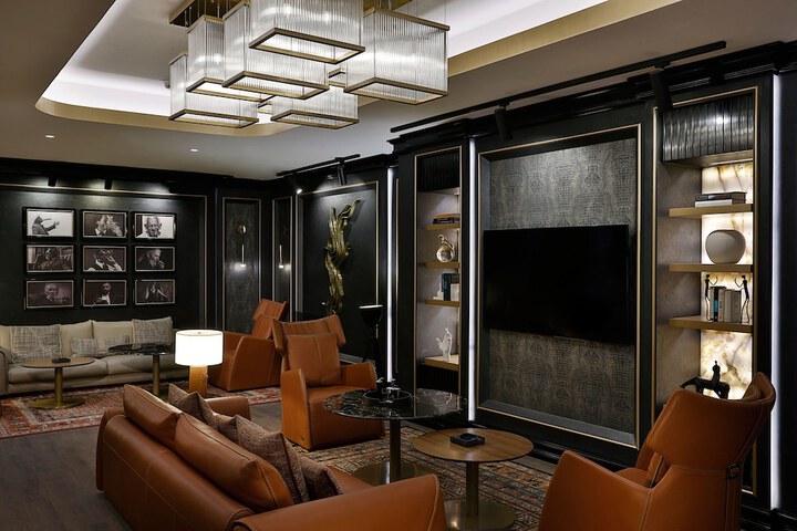Lounge 83 of 125