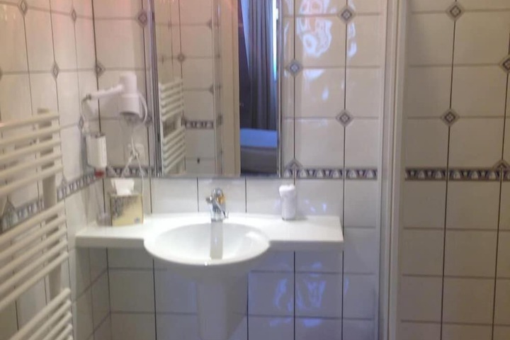 Room 15 of 49