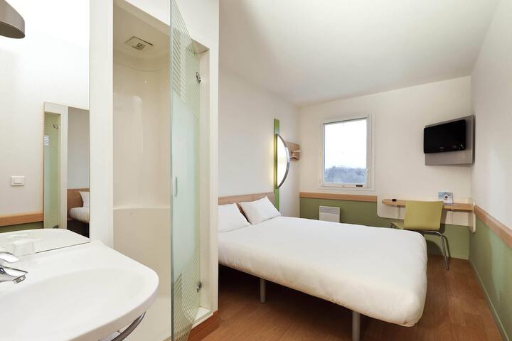 Room 6 of 28