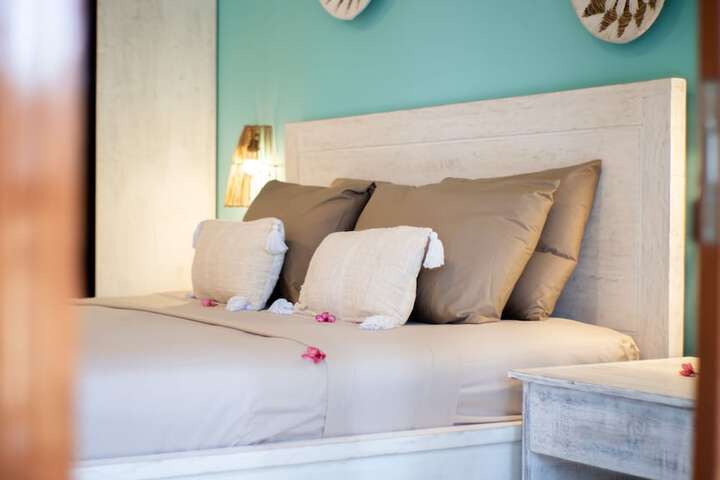 Room 8 of 33