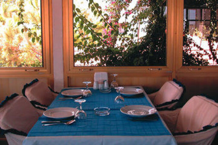 Dining 30 of 33