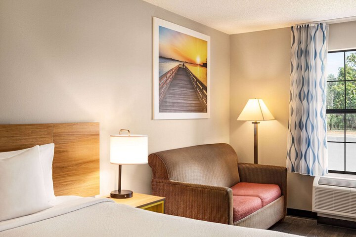 1 King Bed (8 of 8)
