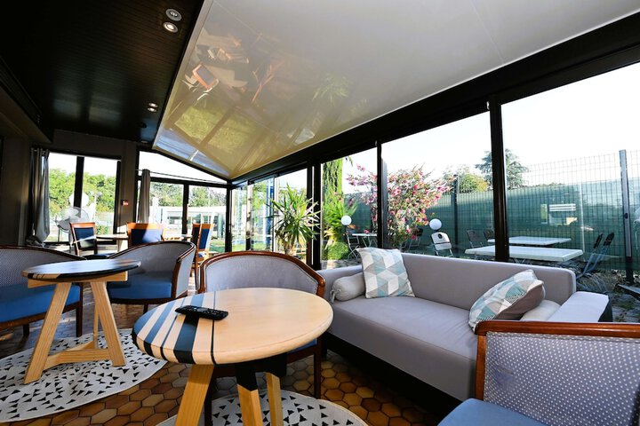 Lounge 28 of 51