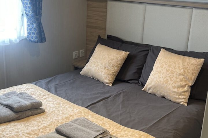 Room 2 of 10