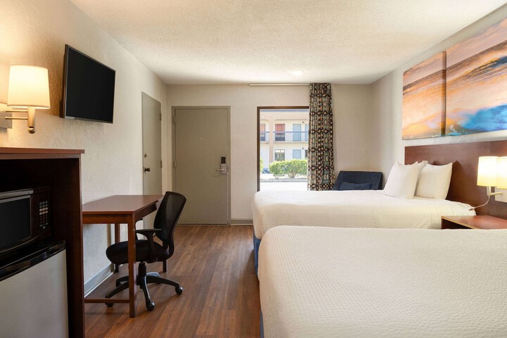 1 Queen Bed Deluxe Mobility Accessible (10 of 14)