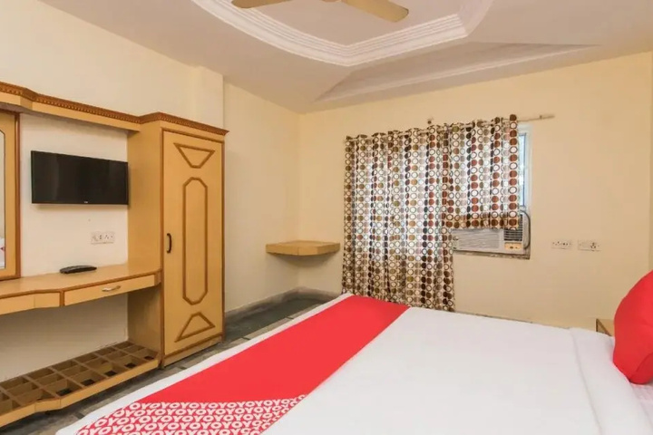 Room 6 of 12