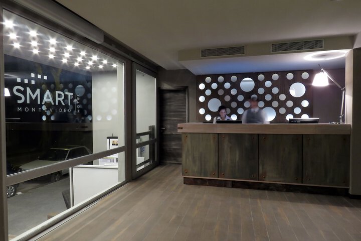 Check-in/check-out kiosk
