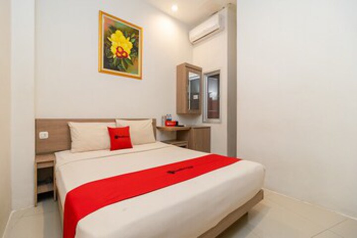 RedDoorz Plus Near Rsup Dr. Moh Hoesin Palembang