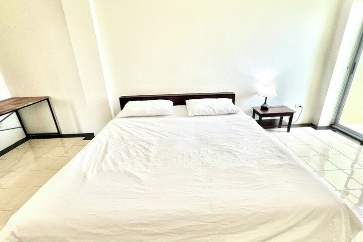 Room 10 of 42