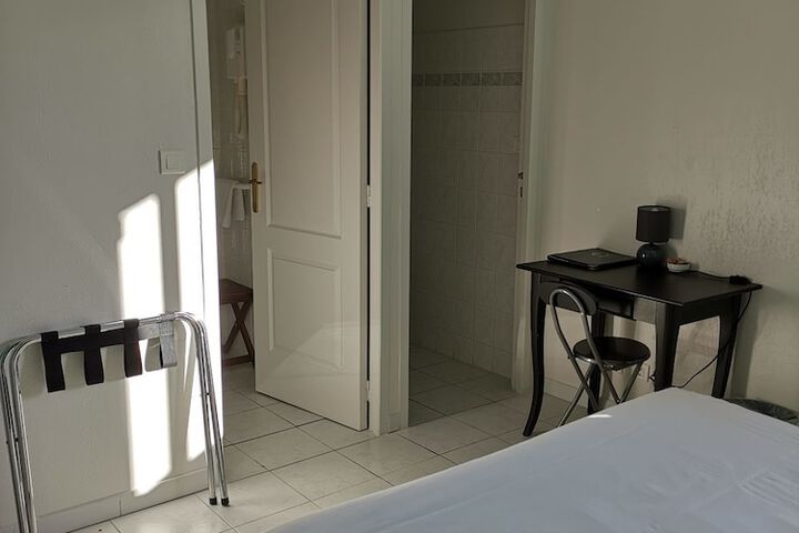Room 6 of 33