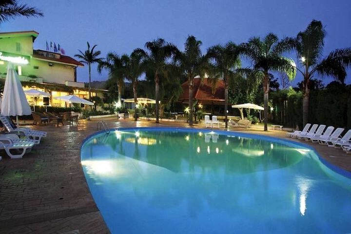 Hotel with Pool