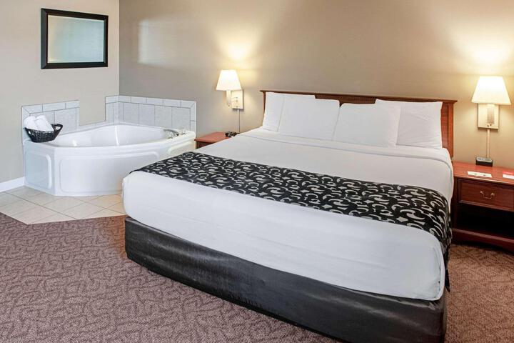 1 King Bed (3 of 14)