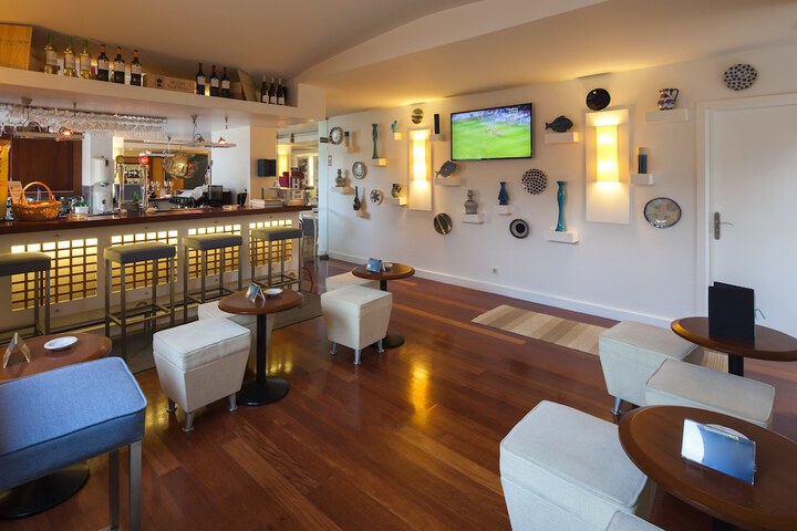 Lounge 82 of 85