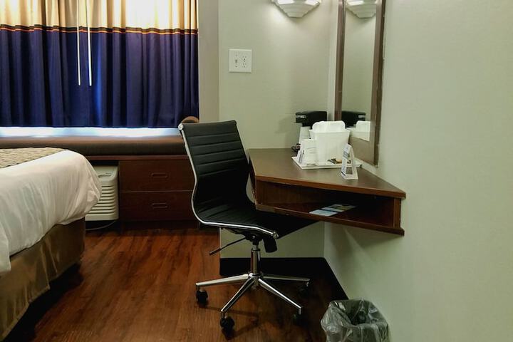 1 Queen Bed (9 of 19)