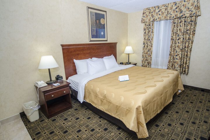 1 King Bed (4 of 18)
