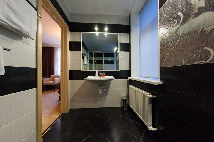 Room 10 of 18