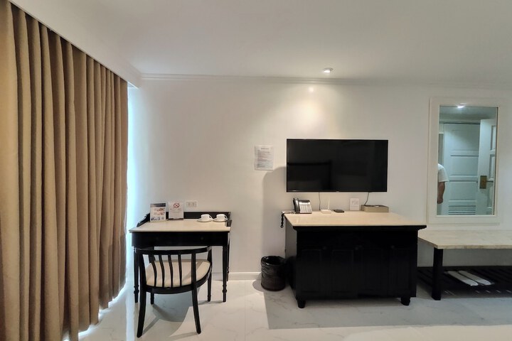Room 8 of 117