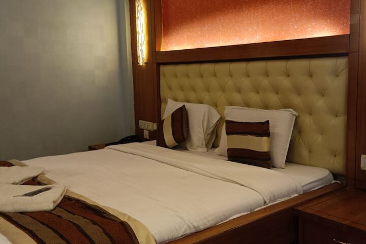 Room 5 of 16