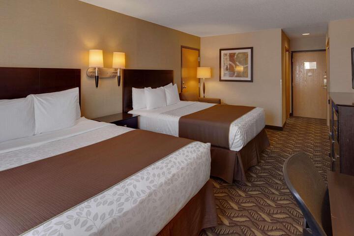 2 Queen Beds (1 of 7)