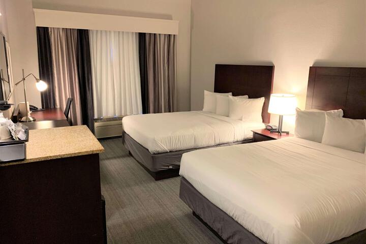 2 Queen Beds (8 of 17)