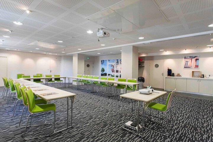 Business Center 113 of 124