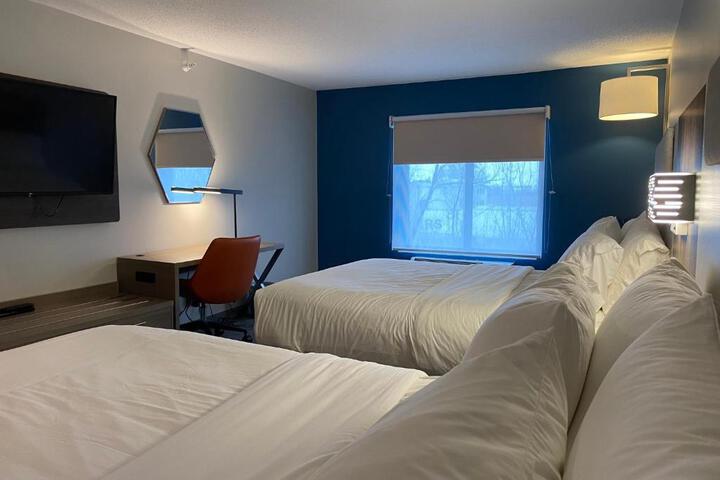 2 Queen Beds (3 of 15)