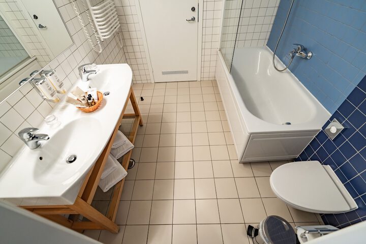 Room 102 of 176