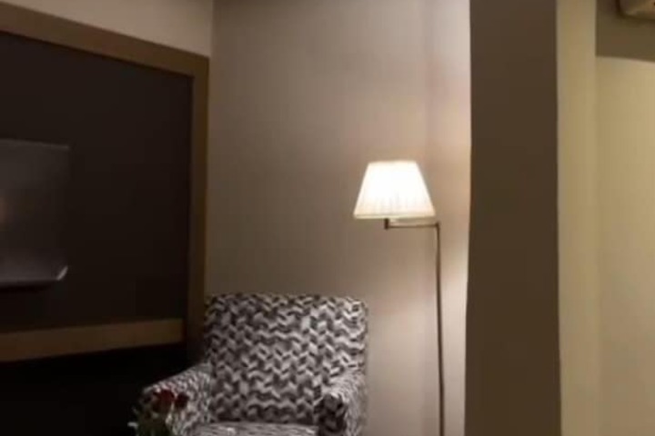 Lounge 6 of 25