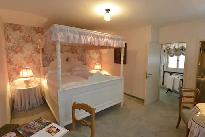 Room 15 of 52