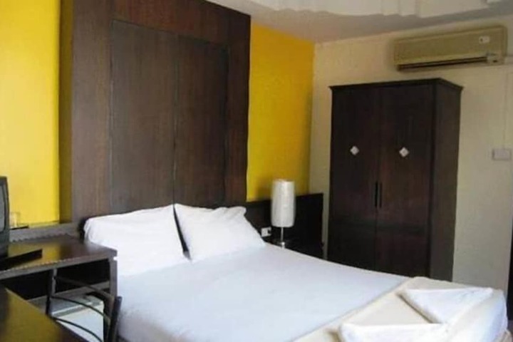 Room 6 of 24