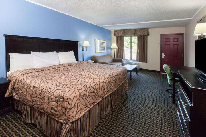 1 King Bed (5 of 9)