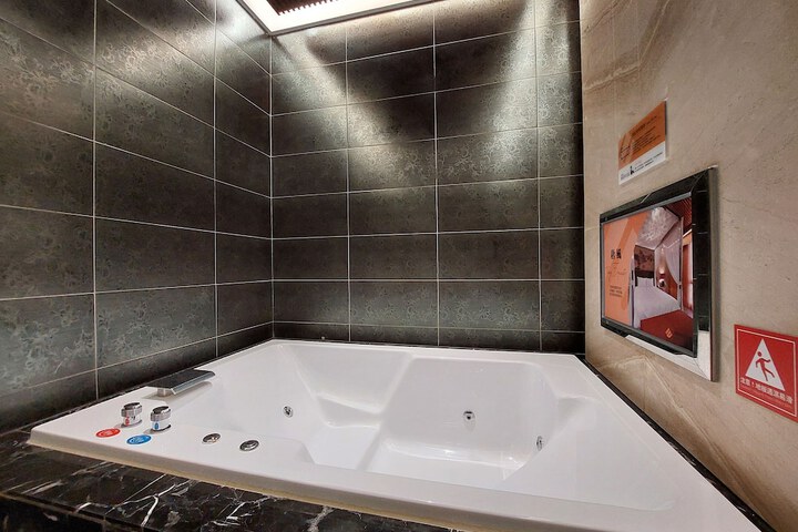 Hot Tub 60 of 69