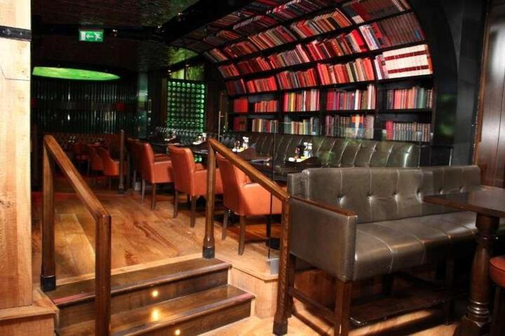 Lounge 36 of 38