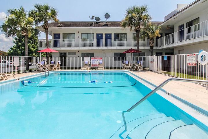 Hotel Pool
