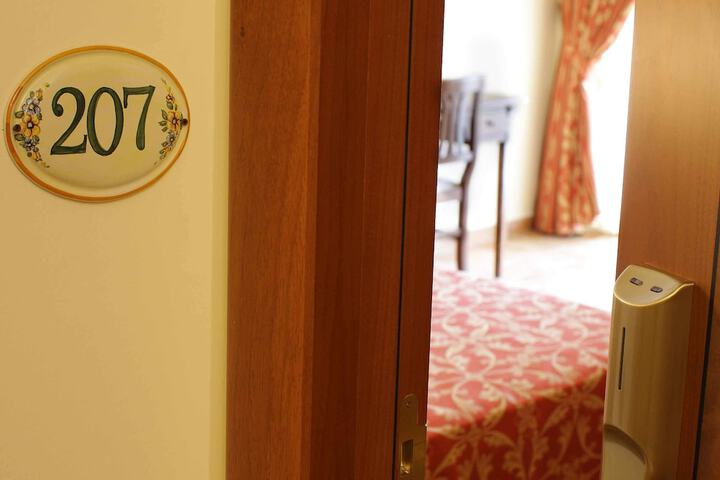 Room 6 of 33